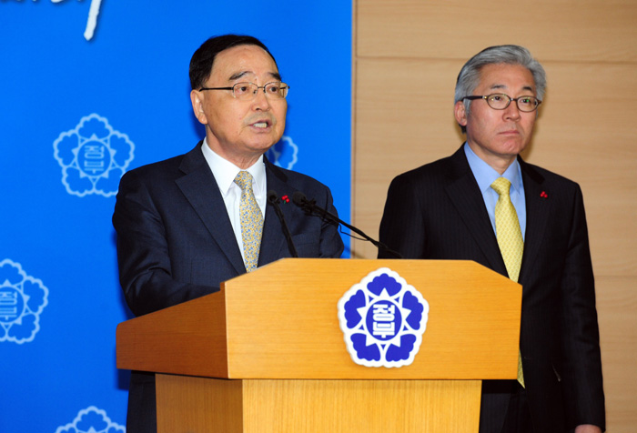 정홍원(왼쪽) 국무총리와 김종덕 문화체육관광부 장관이 헌법재판소의 결정과 관련해 담화문을 발표하고 있다.