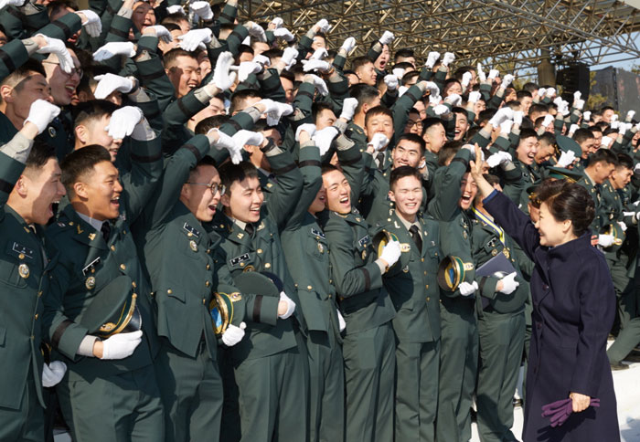 박근혜 대통령(가운데)이 장교합동 임관식에서 경례하고 있다.