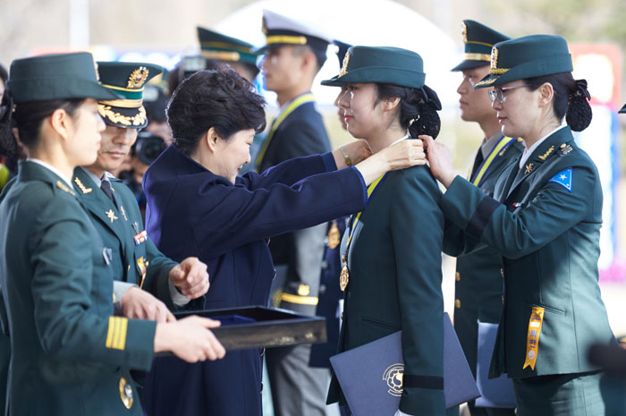 박근혜 대통령(가운데)이 장교합동 임관식에서 경례하고 있다.