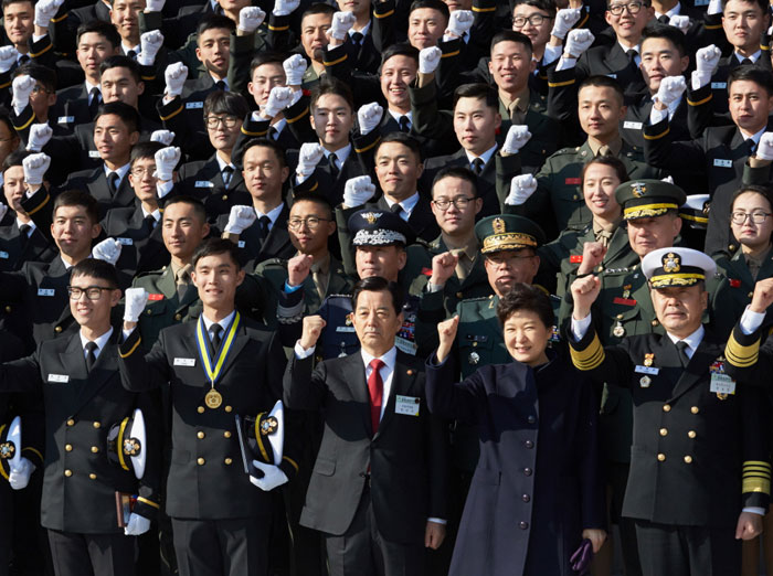 박근혜 대통령(가운데)이 장교합동 임관식에서 경례하고 있다.