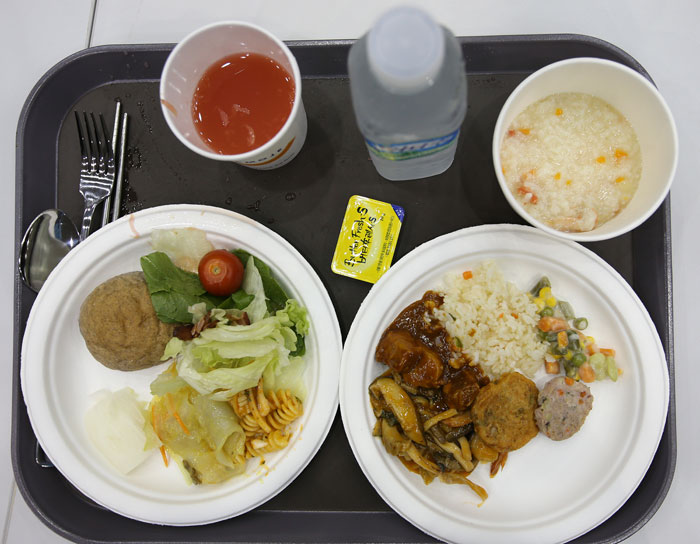  인천아시안게임 선수촌 식당에서는 총 548종의 메뉴가 5일 주기로 준비되며 1식 당 최대 83종의 메뉴가 제공된다.