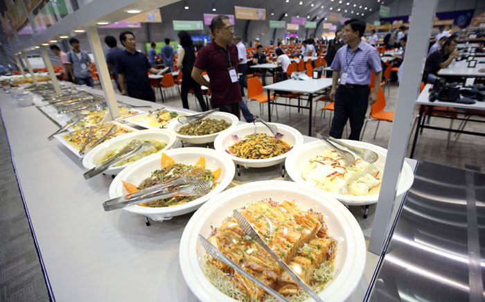  인천아시안게임 선수촌 식당에서는 총 548종의 메뉴가 5일 주기로 준비되며 1식 당 최대 83종의 메뉴가 제공된다.