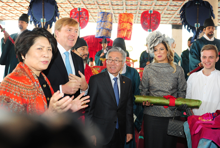 유엔 세계관광기구(UNWTO) 스텝재단 도영심 이사장(왼쪽)이 국왕 내외 일행에게 행사과정을 설명하고 있다.