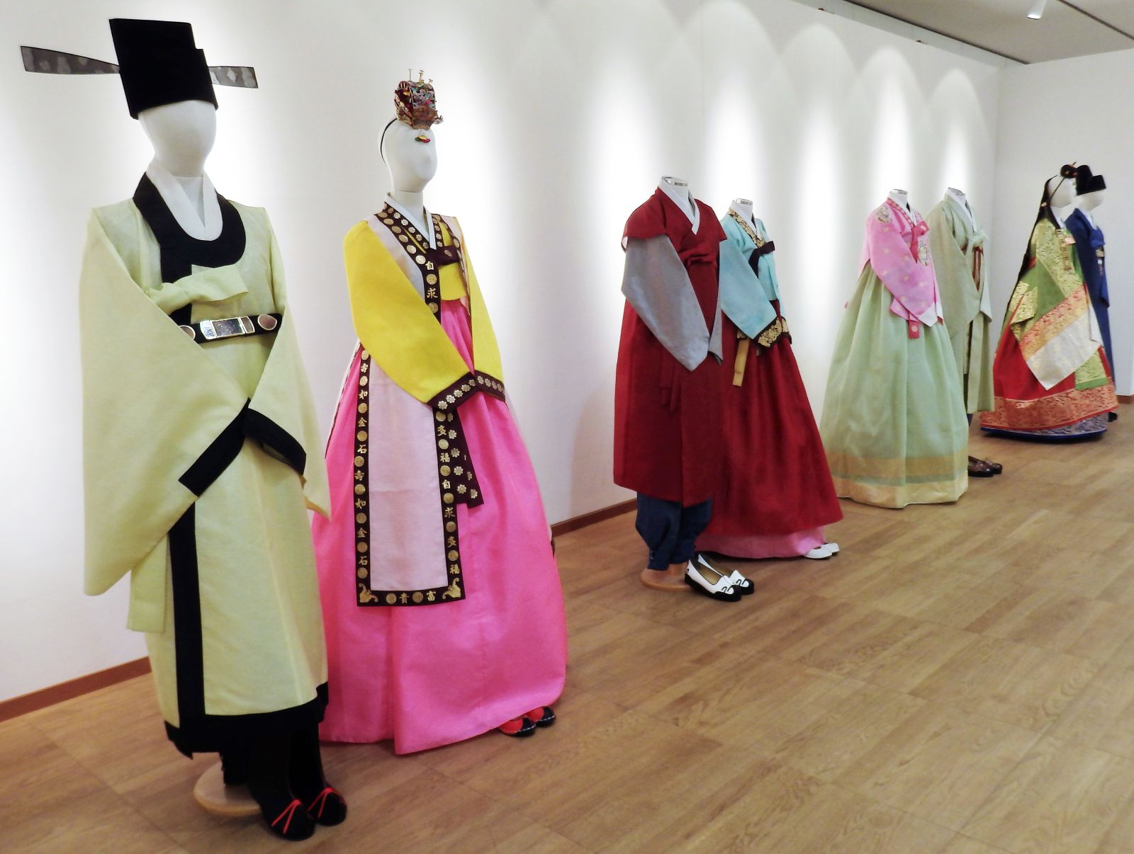 한복 전시는 11월 10일 시작해 2017년 1월까지 이어질 예정이다.