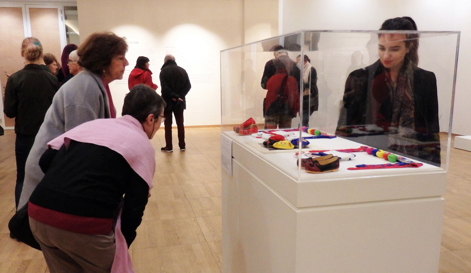 관혼상제 4가지 의례에 갖춰 입는 전통의복을 중심으로 화려하면서도 우아한 멋을 뽐내는 전시에 벨기에 관객들이 집중하고 있다.