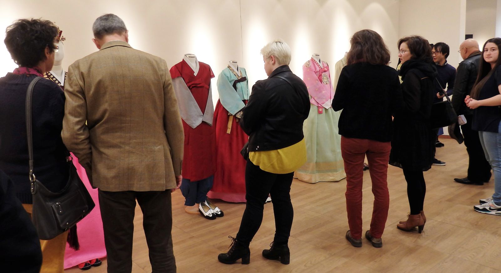 관혼상제 4가지 의례에 갖춰 입는 전통의복을 중심으로 화려하면서도 우아한 멋을 뽐내는 전시에 벨기에 관객들이 집중하고 있다.