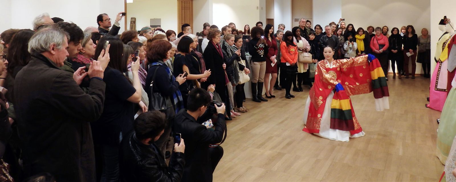 전시 부대행사로 안제현 한국전통무용가의 ‘영혼의 꽃, 리진’ 무용 공연이 펼쳐졌다.