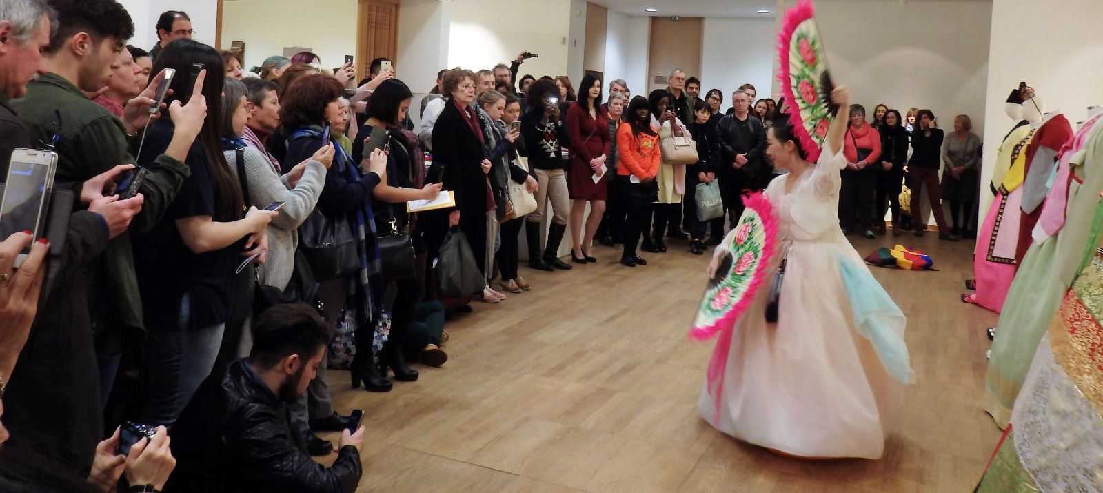 전시 부대행사로 안제현 한국전통무용가의 ‘영혼의 꽃, 리진’ 무용 공연이 펼쳐졌다.