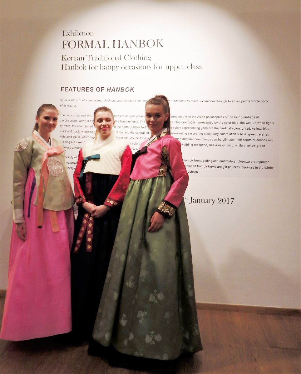 벨기에에서 처음으로 한복을 주제로 전시회가 개최되며 3명의 모델들이 한복을 입고 관람객들 사이를 돌아다니는 퍼포먼스를 선보였다.