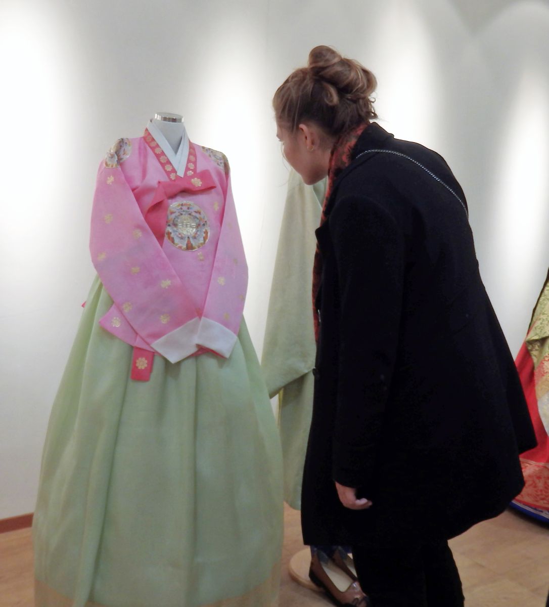 한복을 유심히 살피고 있는 벨기에 관객