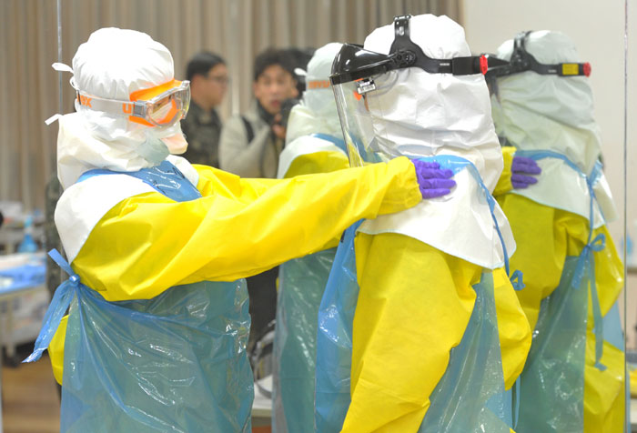 국군간호사관학교 관계자들이 에볼라 대응 긴급구호대원들의 실전대비 교육훈련을 재연하고 있다. 