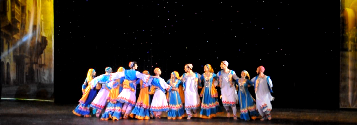 카이로 오페라하우스 소속 ‘Forsan el-Sharq’의 이집트 전통 민속춤 공연 모습.