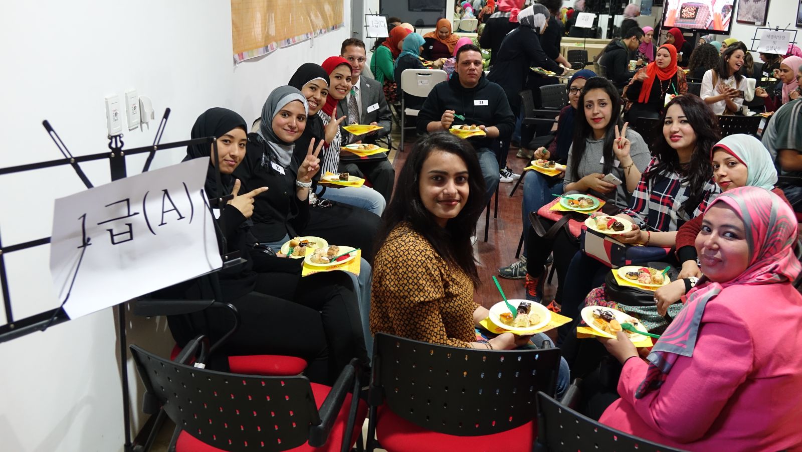 주이집트 한국문화원의 세종학당 초급 1급반 학생들이 문화원에서 준비한 다과와 함께 한국어강좌 개강식을 즐기고 있다.