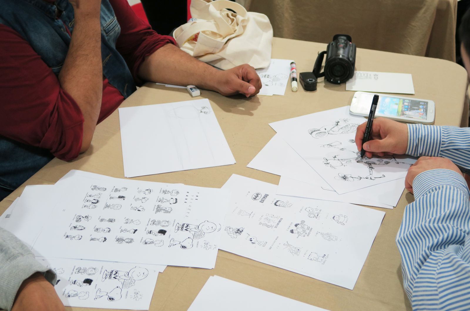 워크숍에 참석하여 드로잉을 하고 있는 참석자