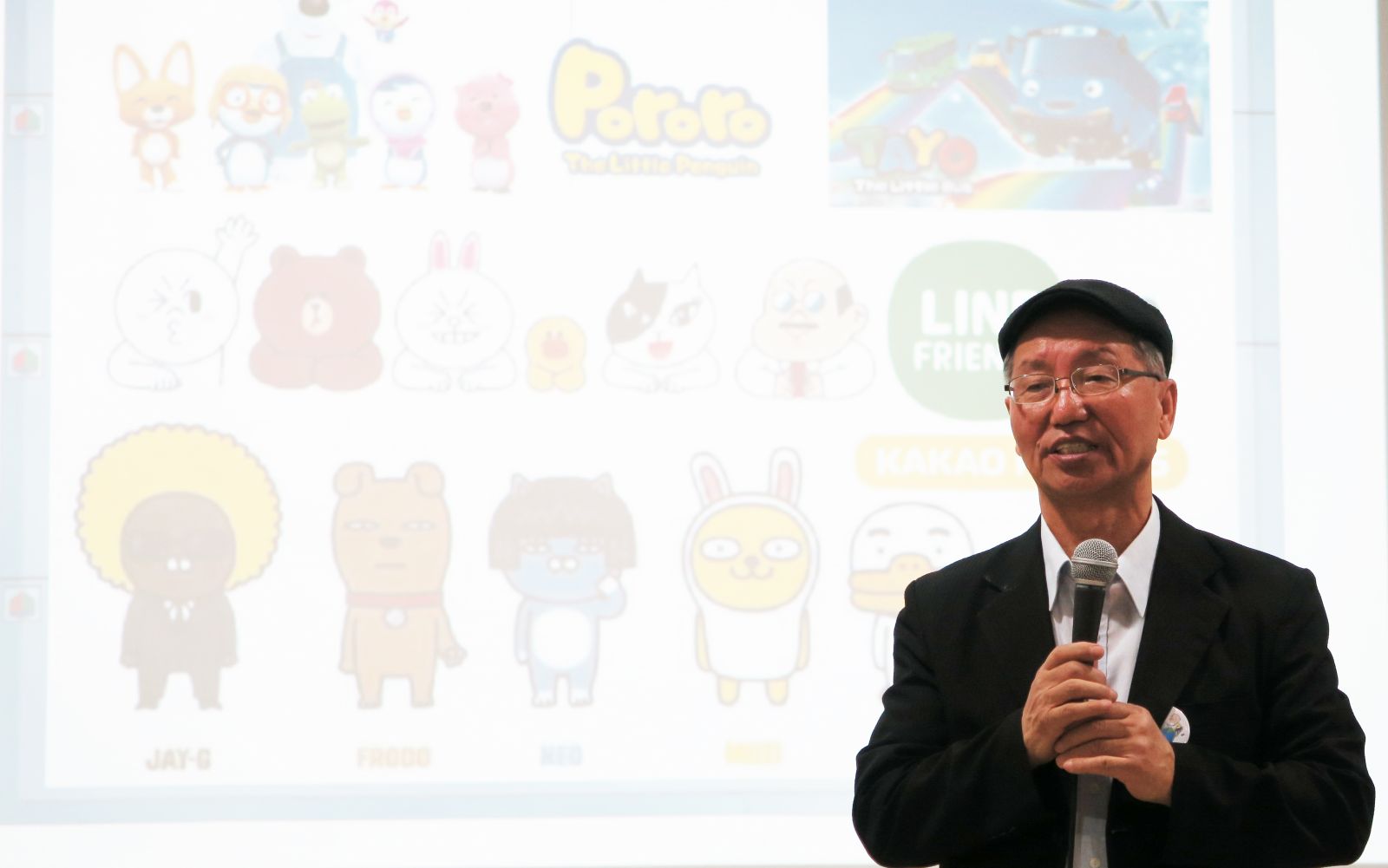 한국 캐릭터에 대해 설명 중인 임청산 원장