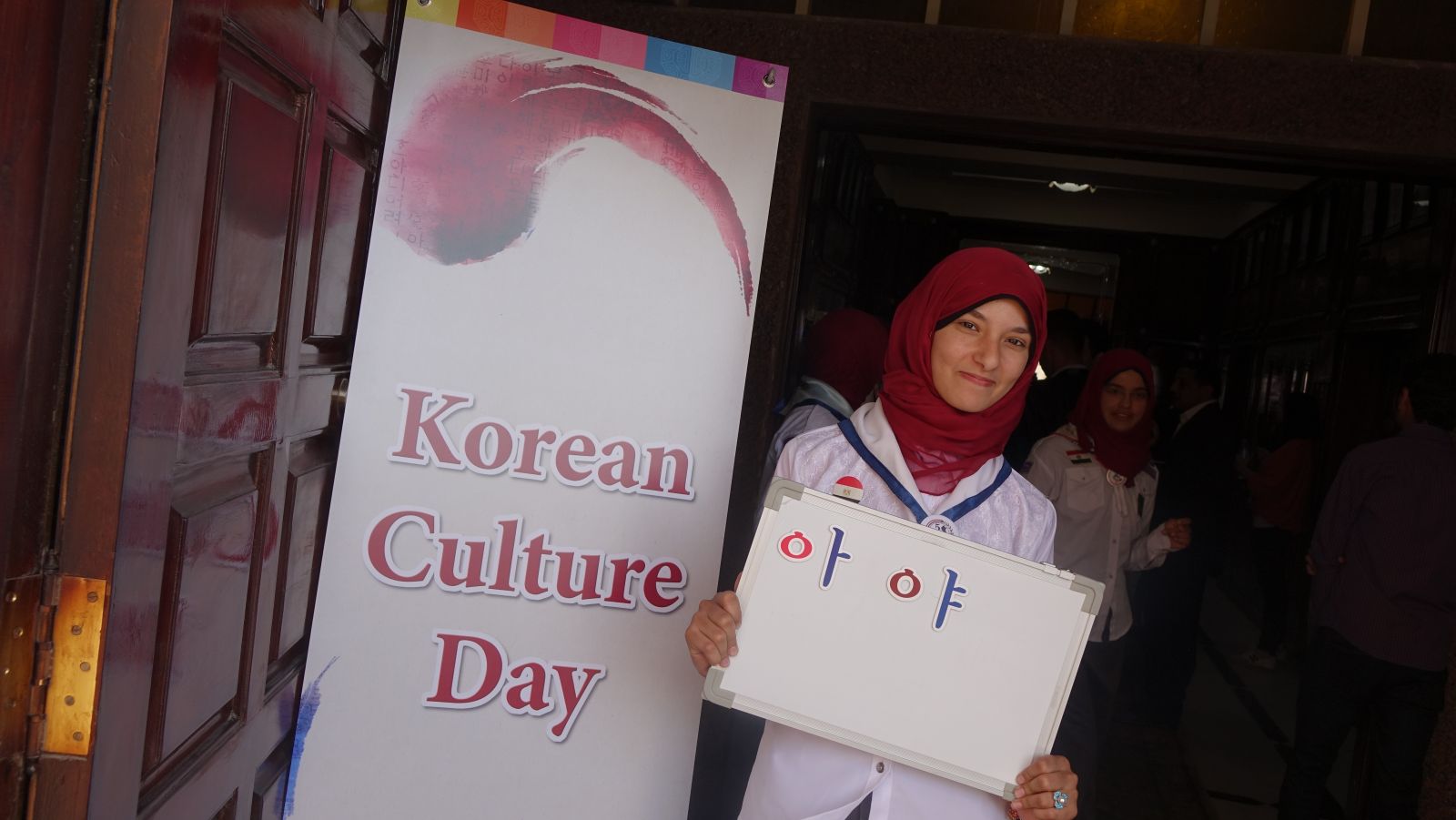 한국어로 이름을 써주고, 행사 참가자가 직접 자석으로 자신의 이름을 만들어보는 프로그램을 개최해 '아야'라는 이름의 참가자가 자신의 이름을 들고 기념사진을 찍었다.