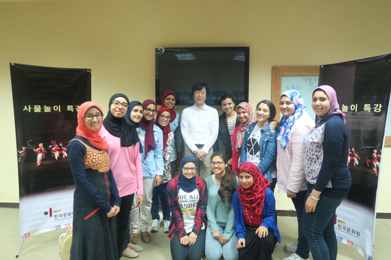 공연을 위해 이집트를 찾은 김웅식 장구연주사는 4월 11일 아인샴스대학교 한국어과 사물놀이 동아리를 방문해 워크숍을 개최했다.