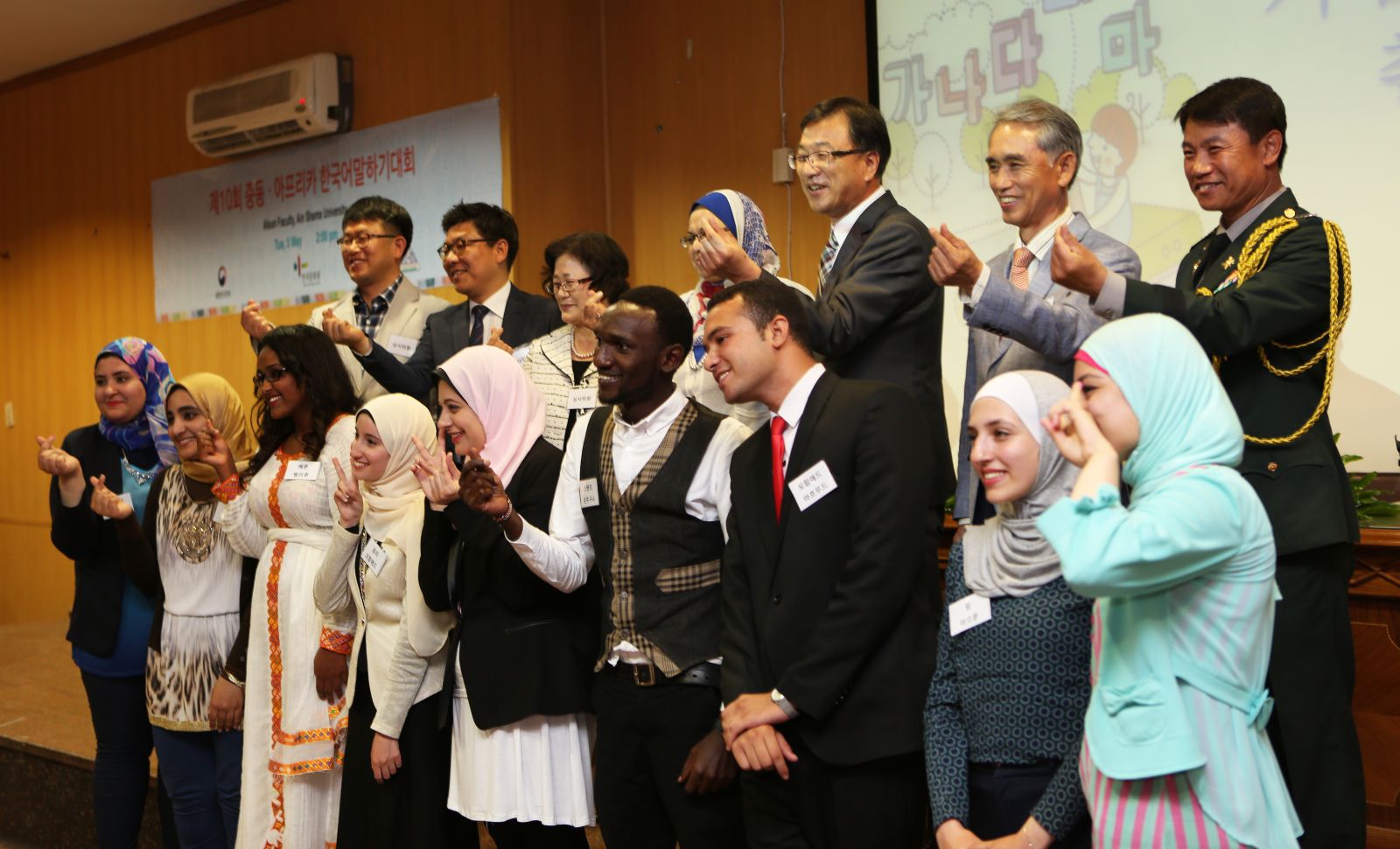 대회 참석자들과 주이집트 한국문화원의 박재양 원장이 기념사진을 찍었다.