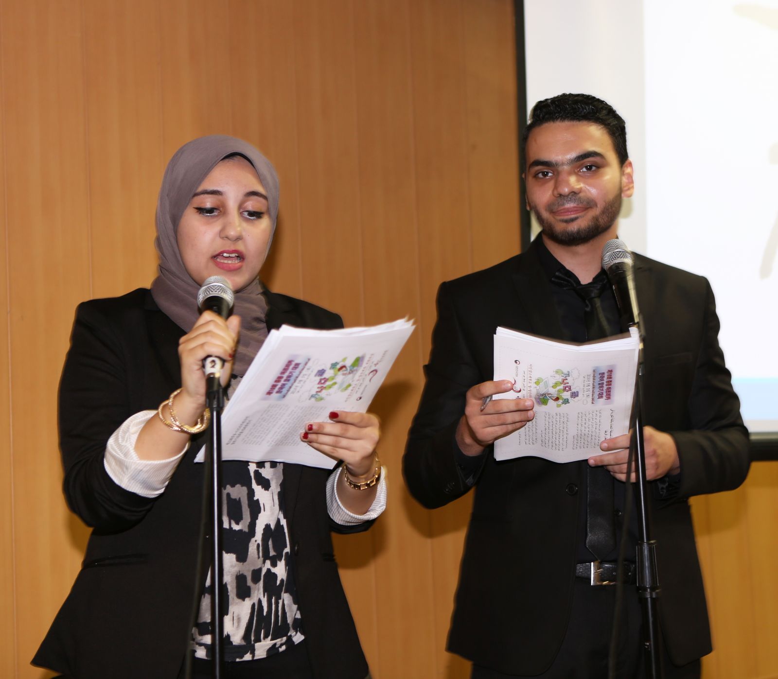 사회를 보고있는 아인샴스대학교 학생들