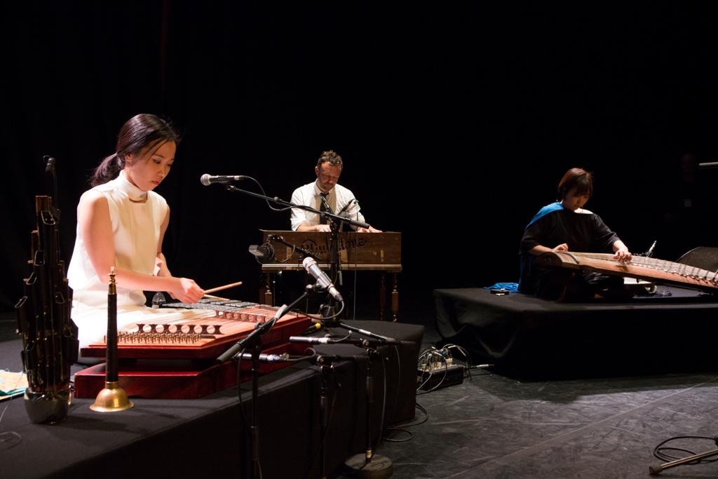 생황과 가야금 등 전통 악기를 연주하며 한국 음악의 가능성을 알린 숨의 개막공연 모습. 