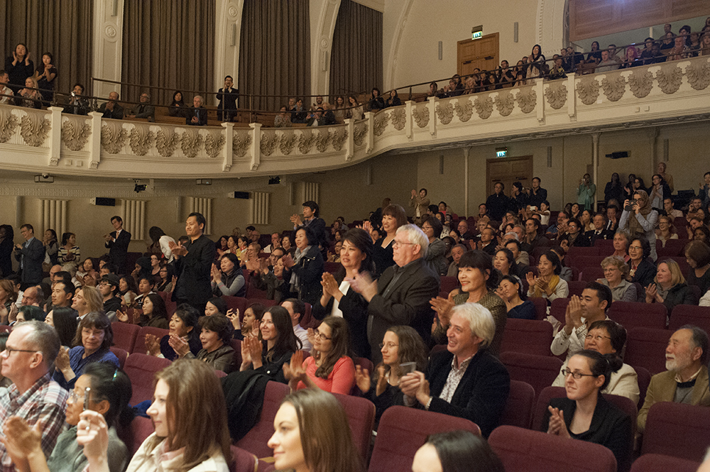 기립박수를 치는 관객석의 모습.