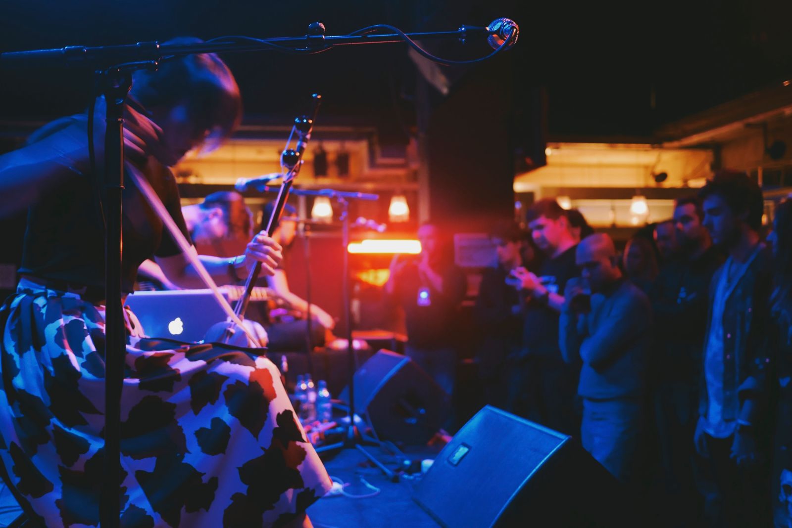 해금, 피리, 거문고의 한국 전통 음악과 포스트 록, 아방가르드, 하드코어 펑크, 메탈이 뒤섞인 새로운 음악을 연주해 한국 음악의 가능성을 선보인  퓨전 국악 밴드‘잠비나이’의 공연 모습.