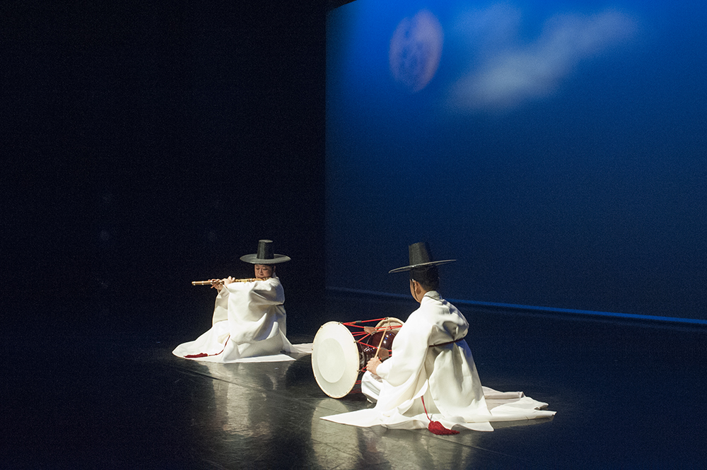 전통의상을 입고 전통 악기를 연주 중인 국립국악원의 두 음악인의 공연 모습.