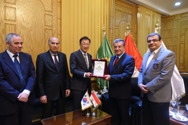 주이집트 한국문화원 박재양 원장은 반하대학교 Ali Shams El-Din 총장과의 면담에서 