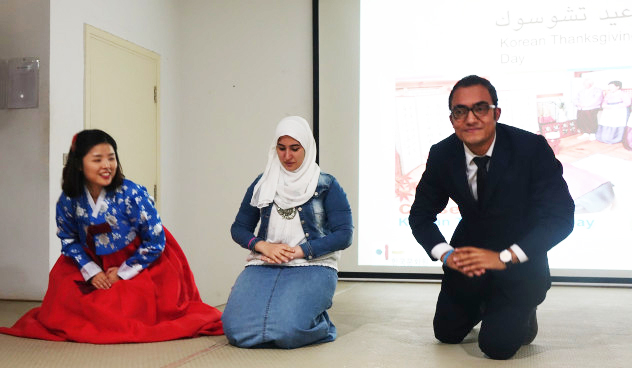 ‘한가위 추석맞이’ 행사가 진행 중인 주이집트 한국문화원을 찾은 이집트인들, 명절에 친척 어르신을 뵈면, 한국에서는 큰절을 한다는 설명을 들은 뒤 큰절하는 법을 배우고 있다.