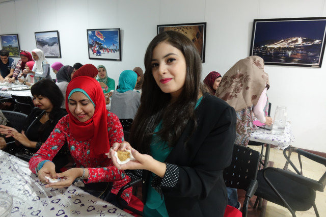 주이집트 한국문화원에서는 추석의 대표 음식인 송편을 함께 만들며 더불어 함께 하는 정을 나누었다.