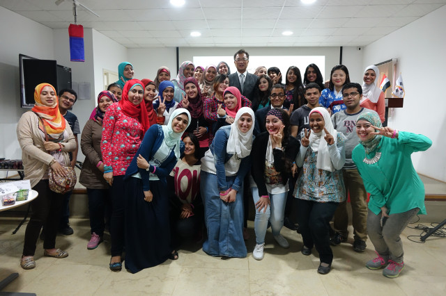 ‘한가위 추석맞이’ 이벤트를 찾은 이집트인들과 함께 찍은 단체사진에 정겨움이 묻어난다.