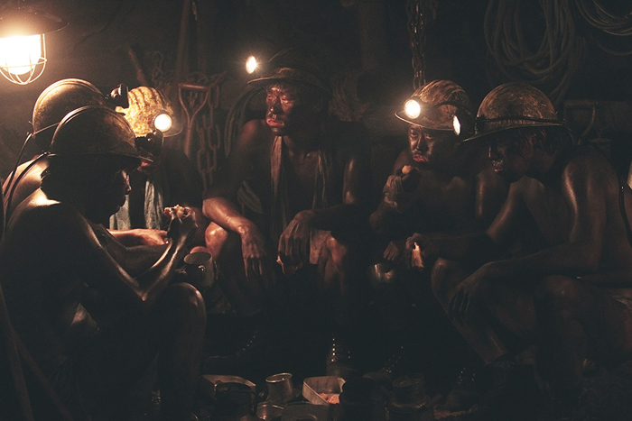 영화 '국제시장'에서 주인공 덕수가 서독의 광산에서 일하고 있는 장면