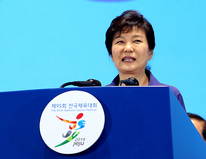 지난 28일 전국체육대회 개회식에서 박근혜 대통령이 축사를 하고 있다.