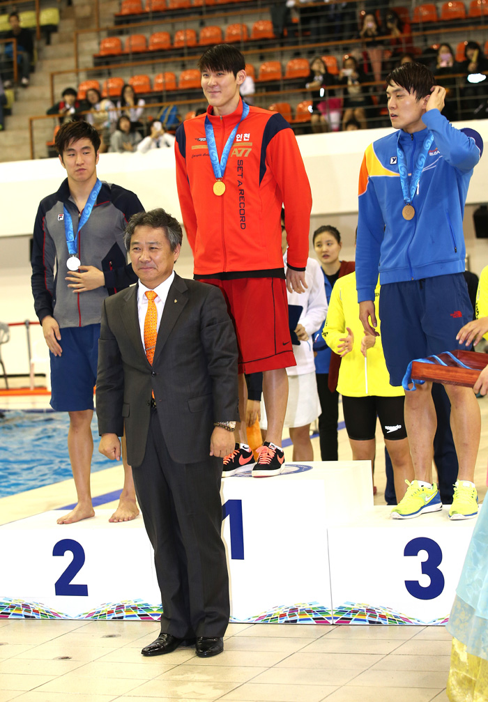  자유형 200m 경기에서 금메달을 차지한 박태환(가운데)