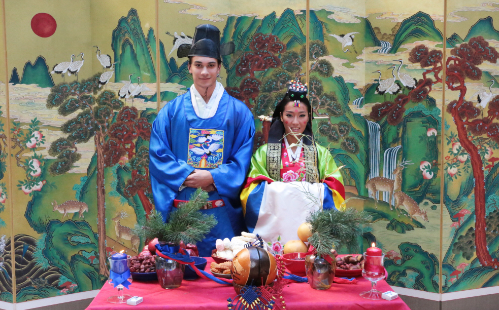독일인 신랑 율리안 쇼르닝씨와 한국인 신부 조단비씨가 전통 예복을 입고 있는 사진.