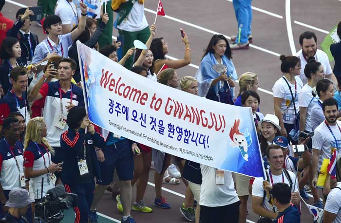 ‘2015 광주 하계유니버시아드’ 폐회식이 열린 14일 각국 선수단과 관계자들이 한 데 어울려 주경기장으로 입장하고 있다.3