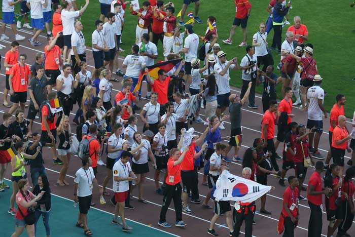 ‘2015 광주 하계유니버시아드’ 폐회식이 열린 14일 각국 선수단과 관계자들이 한 데 어울려 주경기장으로 입장하고 있다.