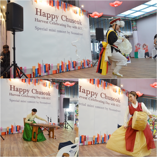 국악봉사단 '너나드리'가 사물놀이 가야금, 장구 등을 들고 화려한 무대를 펼쳐보이고 있다.