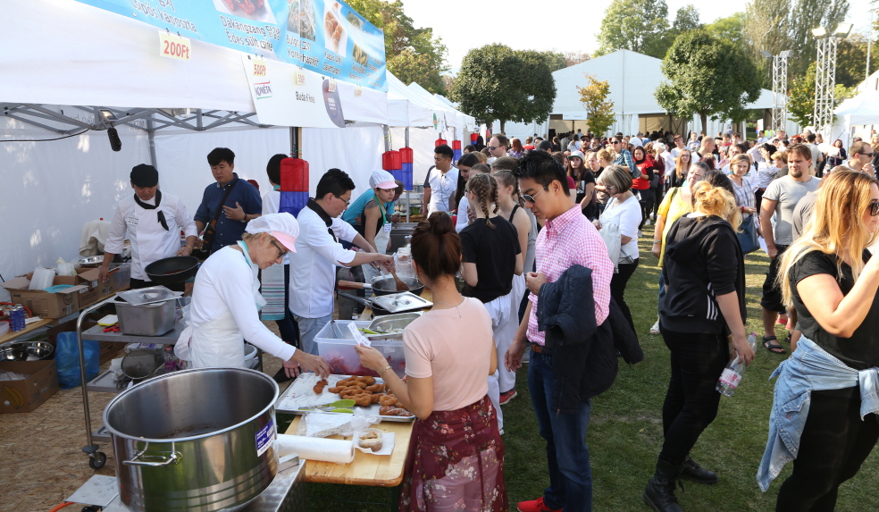 주헝가리 한국문화원은 헝가리 현지 주민들을 대상으로 한식 홍보 행사도 여는 등 다방면으로 한식을 헝가리에 소개하고 있다.
