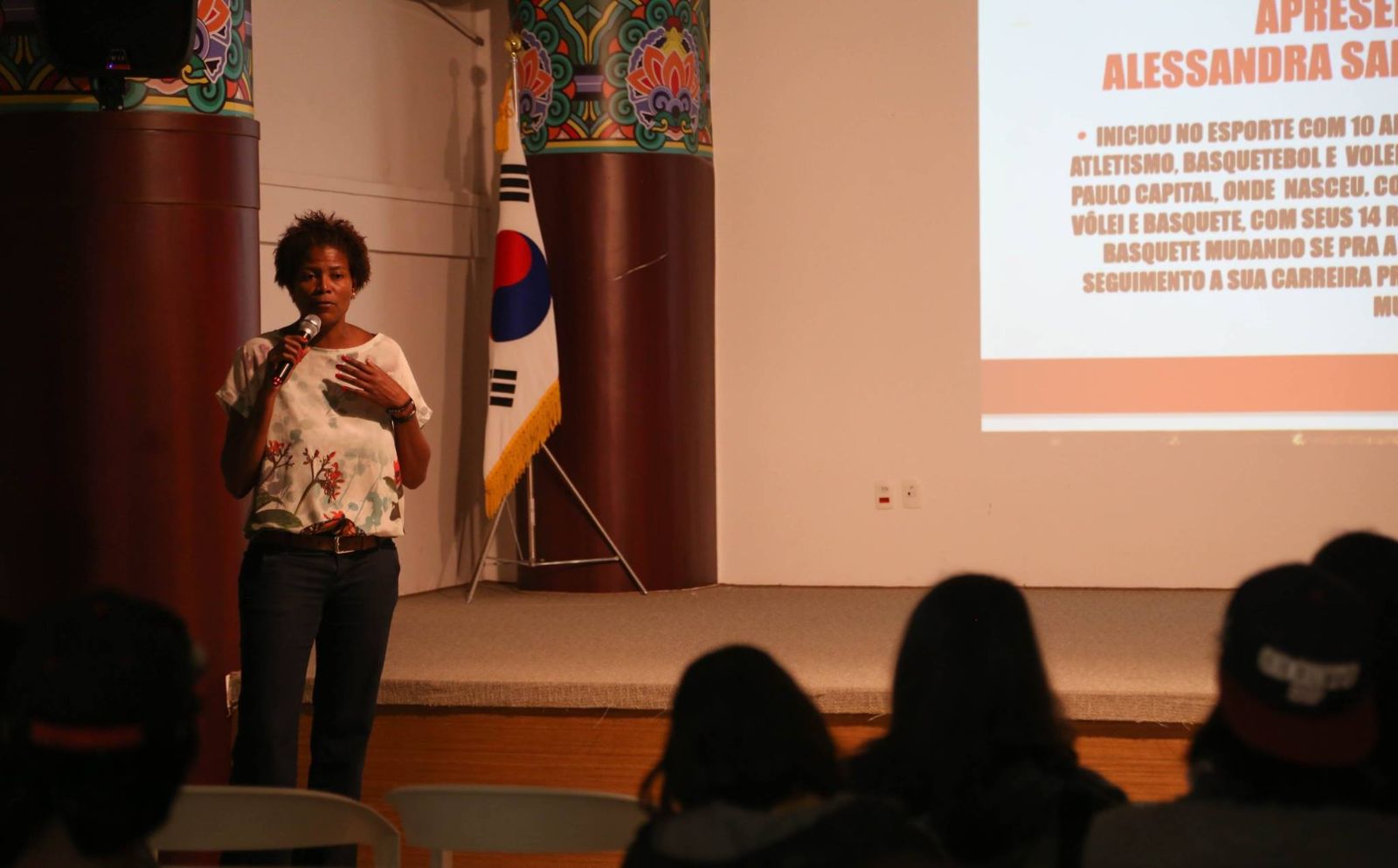 전직 브라질 국가대표 농구선수 알렉산드라 산토스 드 올리베이라(Alessandra Santos de Oliveira) 씨가 한·브 스포츠 교류에 관하여 강연 중이다.