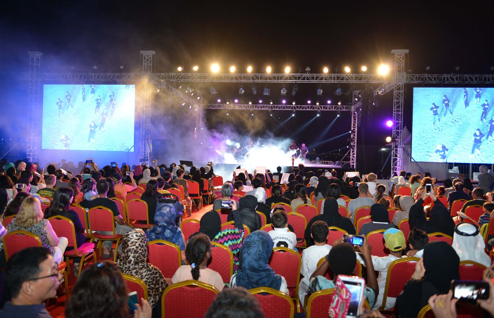 아랍에미리트에서는 21세 미만 미성년자가 무대 위에서 댄스 퍼포먼스 하는 것을 금하고 있어 K-POP 아카데 수강생들이 객석 옆에서 선보인 K-POP 댄스 영상은 무대 옆 화면에 상영되었다.