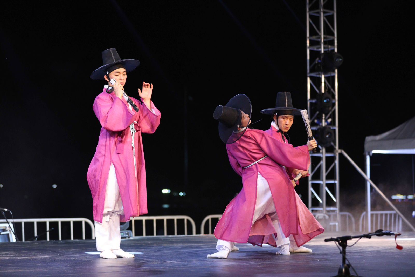 고블린파티의 '옛날 옛적에' 공연 모습.