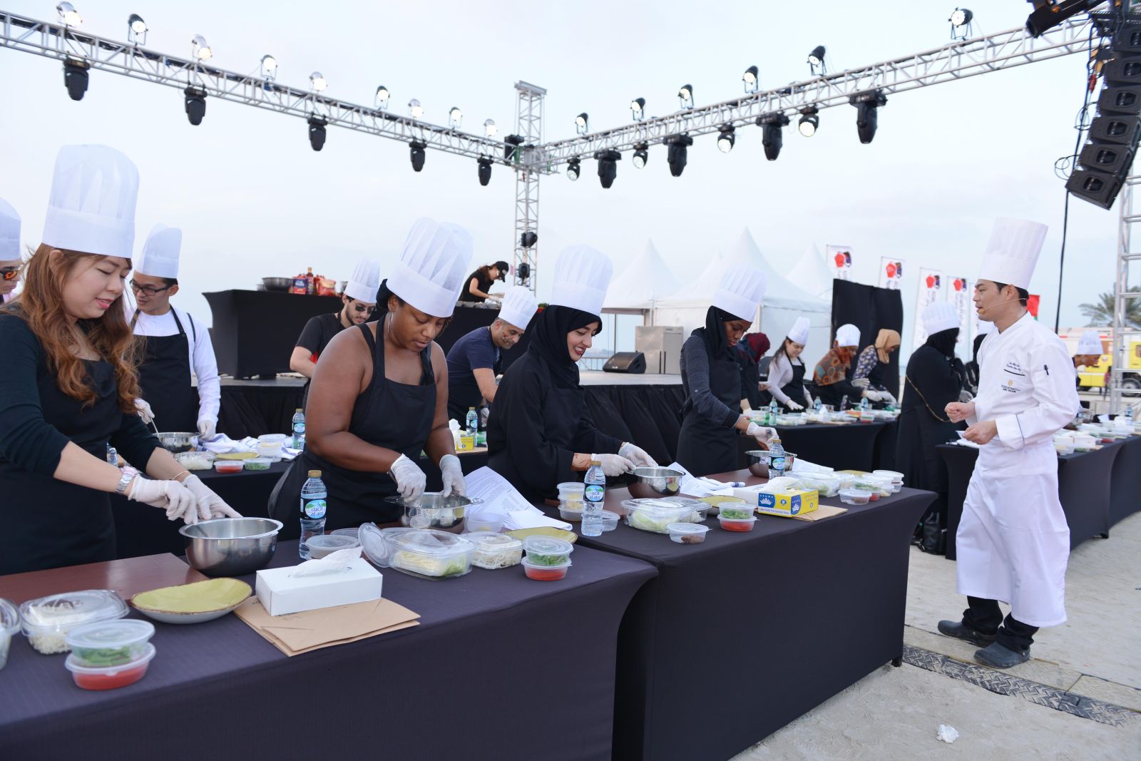 먹거리 부스에서는 떡갈비, 호떡, 잡채, 김밥, 닭강정, 약과, 매실음료 등 다양한 한국음식을 소개했다. 