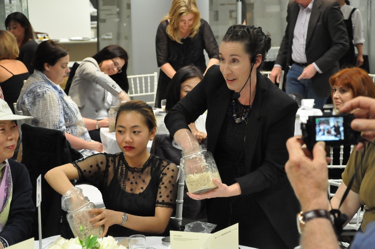 호주 출신 한국 전통주 전문가이자 마마스 앤 파파스 대표 줄리아 멜로 씨가 한국 전통주의 역사와 종류를 소개하는 세미나를 진행하고 6종류 전통주를 선보였다.