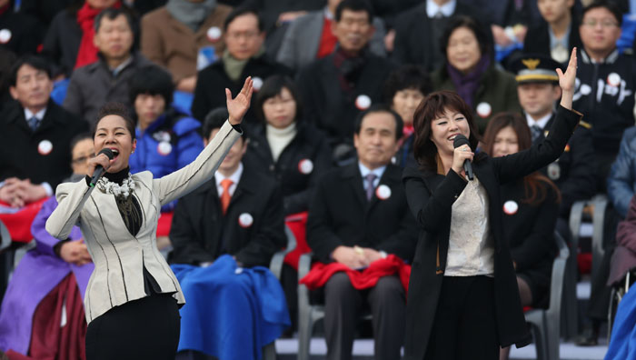 재즈가수 나윤선씨(오른쪽) 가수 인순이가 2월 25일 국회에서 열린 박근혜 대통령 취임식에서 축하공연을 펼치고 있다. (사진: 연합뉴스)
