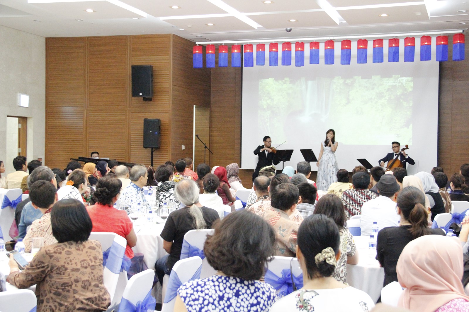 주인도네시아 한국문화원의 신년 리셉션에는 소리꾼 김선아의 판소리 공연, 자카르타 챔버 오케스트라의 ‘태양의 후예 OST’ 연주 공연, 디자이너 하리 다르소노 피아노 연주에 맞춰 부른 소프라노 베라의 ‘그리운 금강산’ 등 문화공연이 이어졌다.