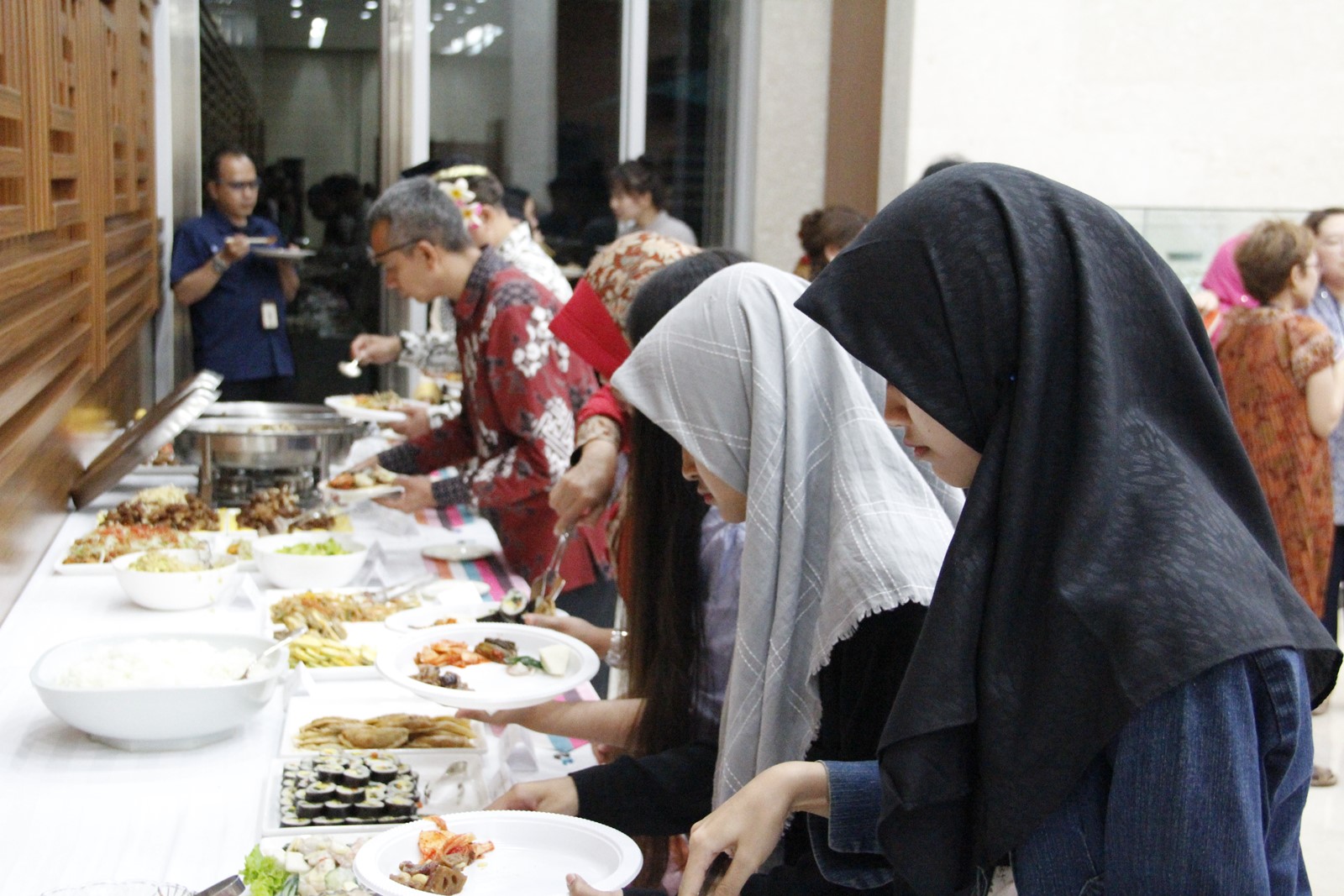 방문객들이 주인도네시아 한국문화원이 준비한 한식을 즐기고 있다.