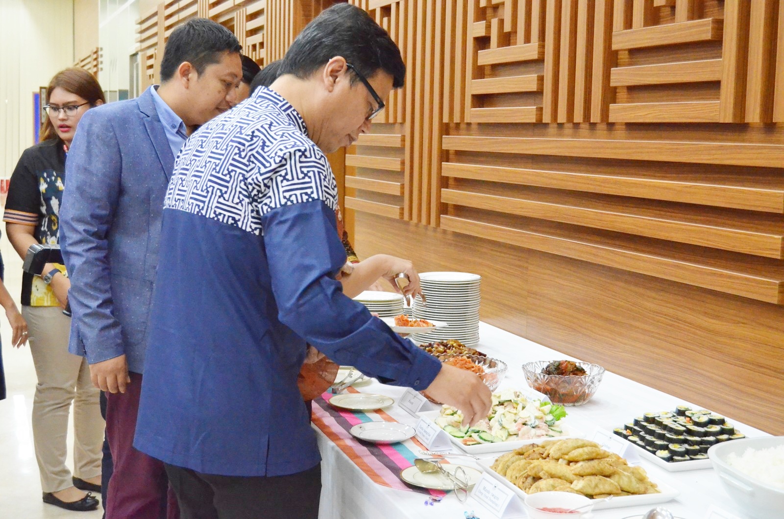 방문객들이 주인도네시아 한국문화원이 준비한 한식을 즐기고 있다.