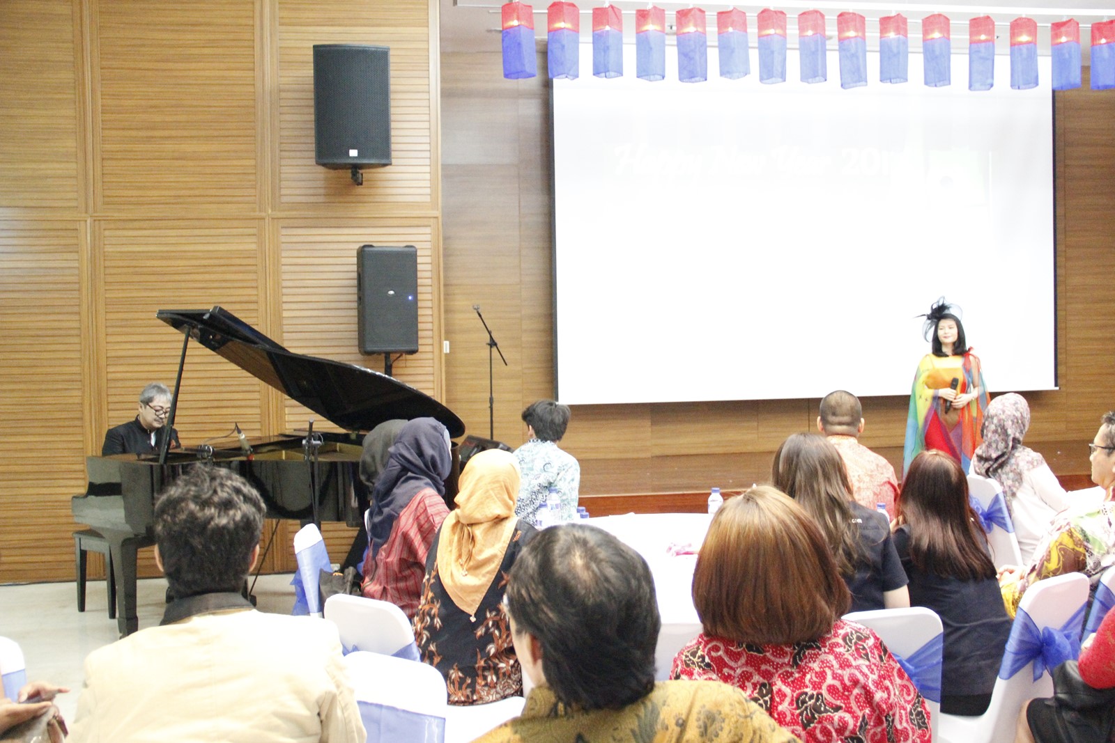 주인도네시아 한국문화원의 신년 리셉션에는 소리꾼 김선아의 판소리 공연, 자카르타 챔버 오케스트라의 ‘태양의 후예 OST’ 연주 공연, 디자이너 하리 다르소노 피아노 연주에 맞춰 부른 소프라노 베라의 ‘그리운 금강산’ 등 문화공연이 이어졌다.