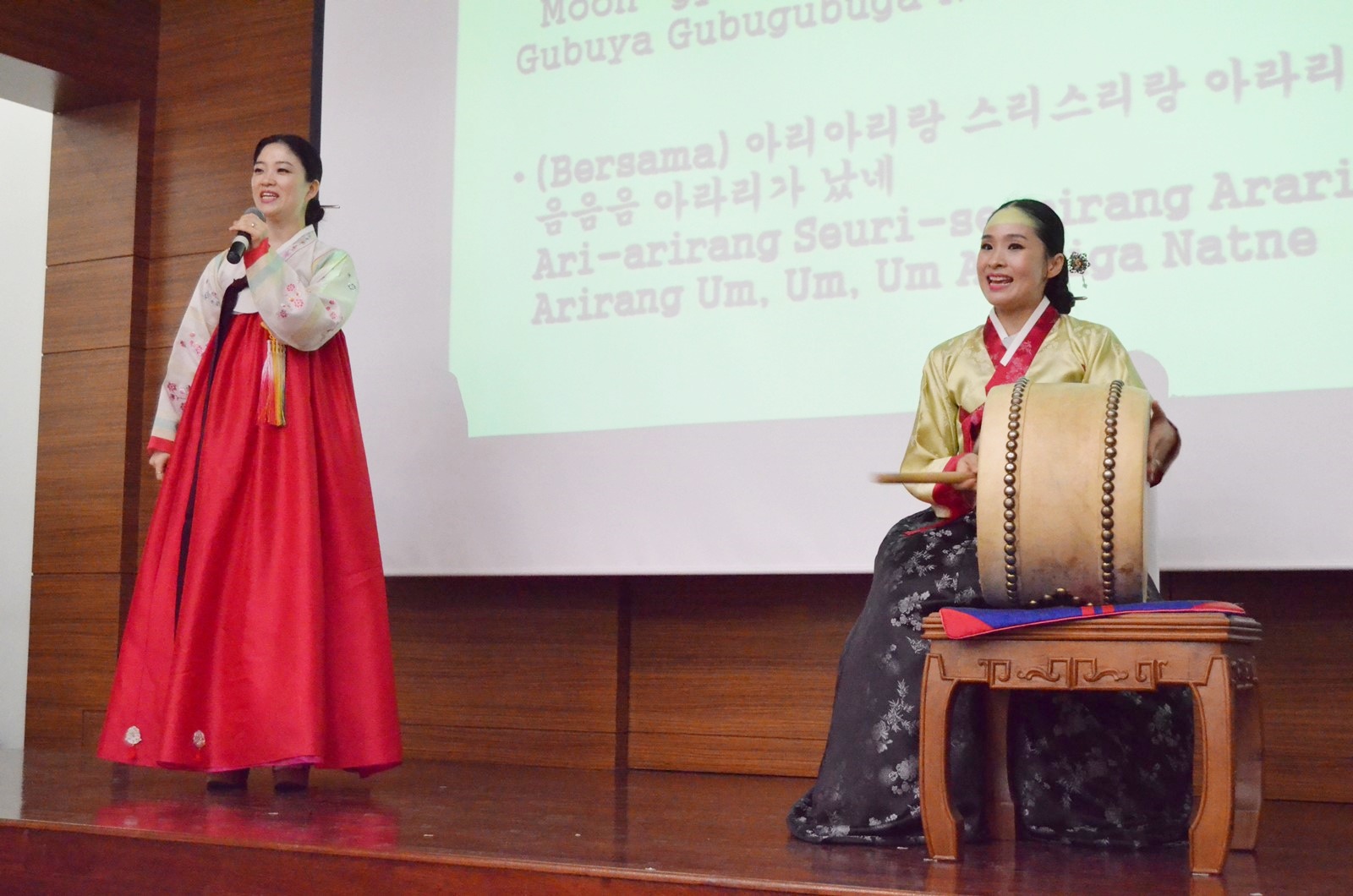 주인도네시아 한국문화원의 신년 리셉션에는 소리꾼 김선아의 판소리 공연, 자카르타 챔버 오케스트라의 ‘태양의 후예 OST’ 연주 공연, 디자이너 하리 다르소노 피아노 연주에 맞춰 부른 소프라노 베라의 ‘그리운 금강산’ 등 문화공연이 이어졌다.